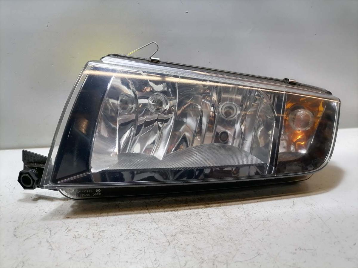 Skoda Fabia 1 6Y original Scheinwerfer vorn links Halogen Schwarzer Hintergrund Bj.2003